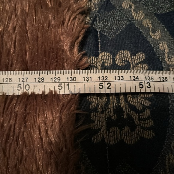 Luxurious soft faux fur feel brown throw blanket from Thro by Mario Lorenz - Picture 6 of 6